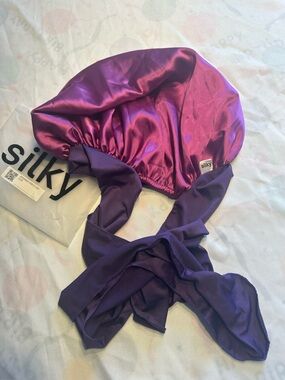 Silky purple bonnet NWOT